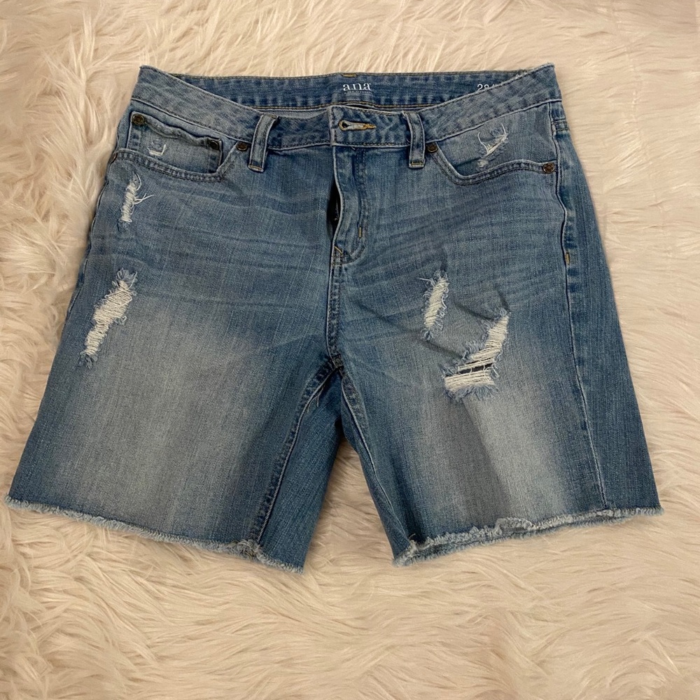 - Light wash Jean shorts size 28